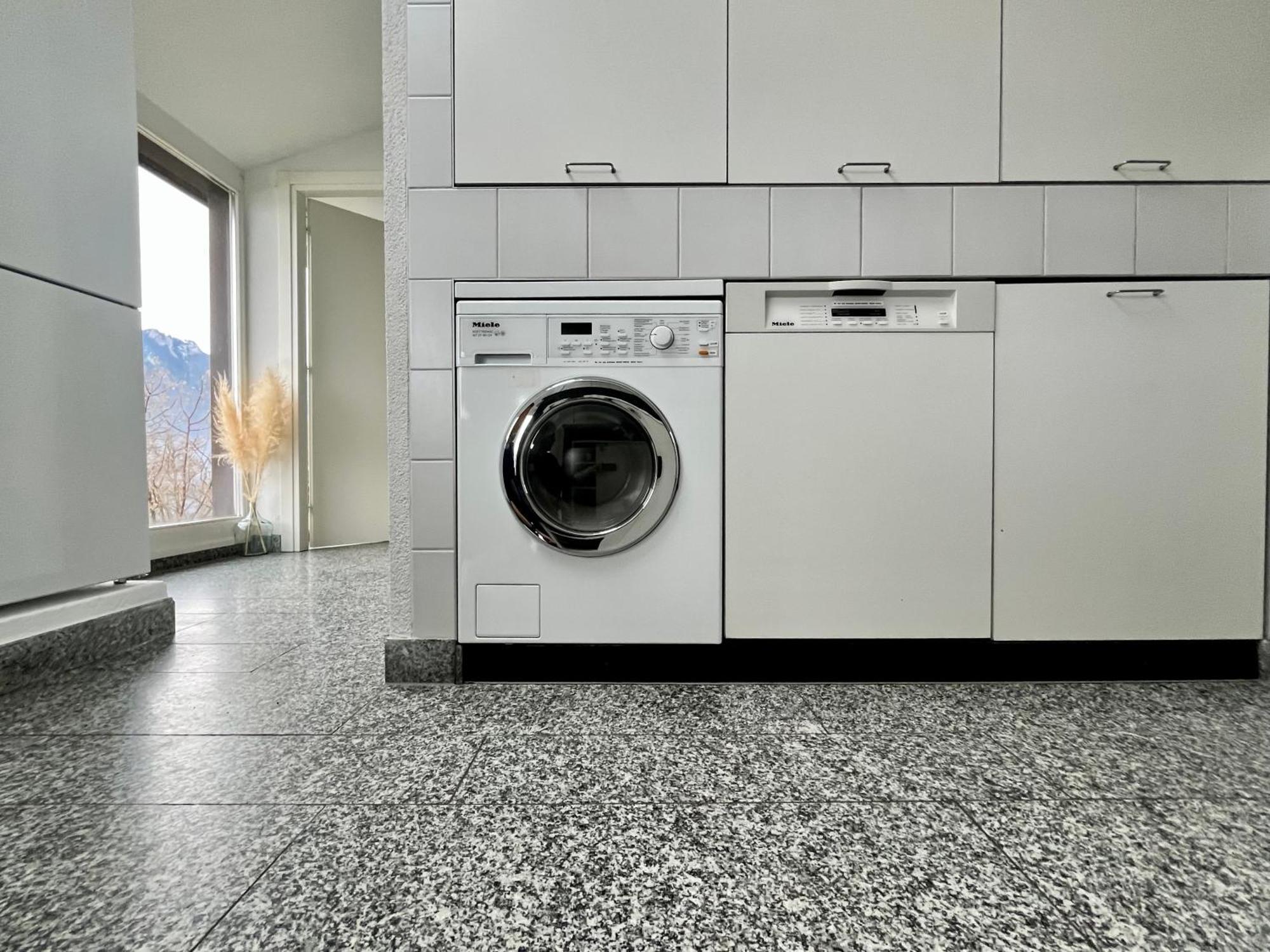 Wohnung Mit Grossartiger Seesicht Und Balkon Spiez Exterior photo